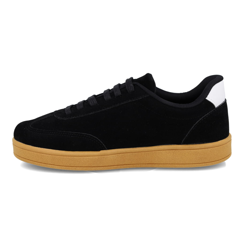 Tênis casual feminino preto visto de lado, destacando detalhes em branco e solado bege claro